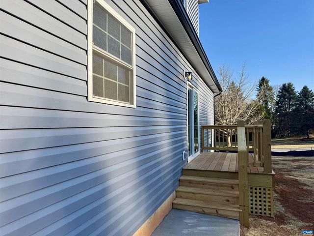 200 ROBIN HOOD RD, Staunton, VA 24401