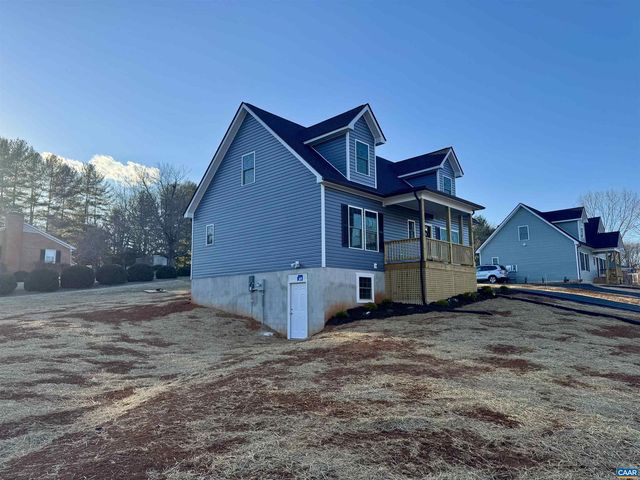 200 ROBIN HOOD RD, Staunton, VA 24401