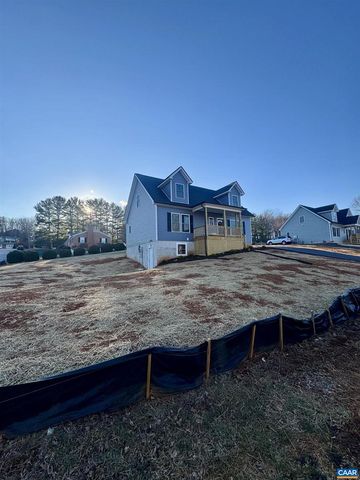 200 ROBIN HOOD RD, Staunton, VA 24401