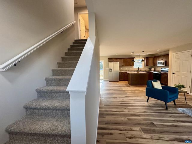 200 ROBIN HOOD RD, Staunton, VA 24401