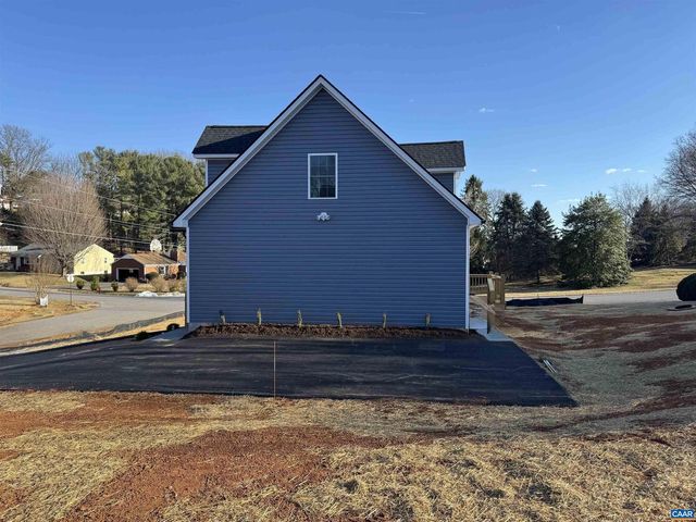 200 ROBIN HOOD RD, Staunton, VA 24401