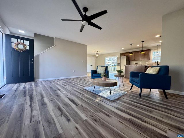 200 ROBIN HOOD RD, Staunton, VA 24401