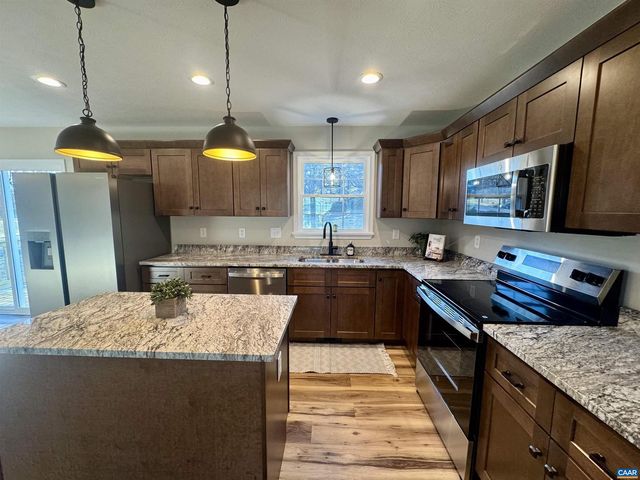 200 ROBIN HOOD RD, Staunton, VA 24401