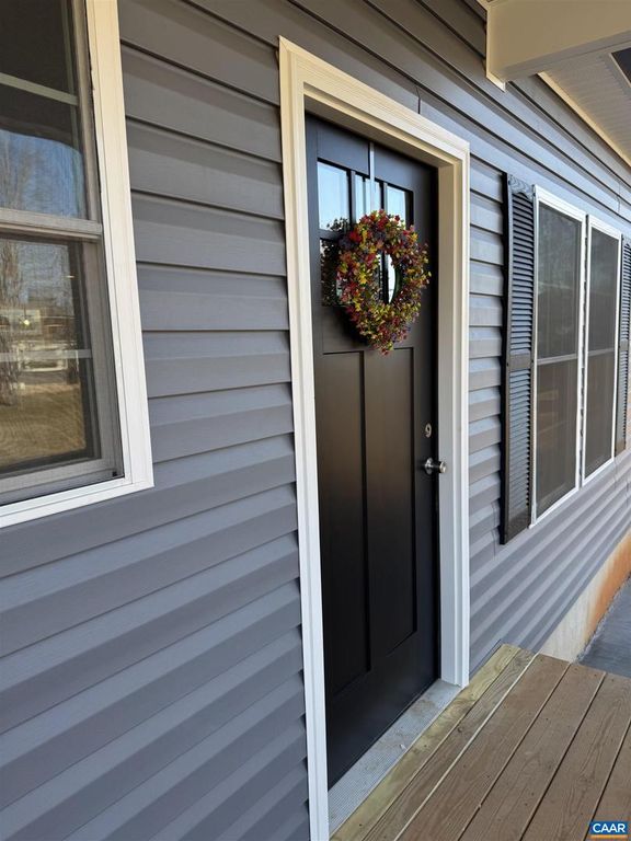 200 ROBIN HOOD RD, Staunton, VA 24401