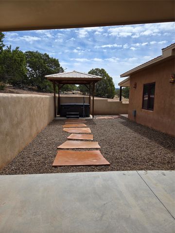 76 Calle Josephina, Santa Fe, NM 87506