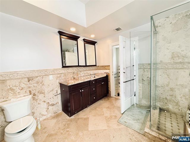 35 W Edsall Avenue A, Palisades Park, NJ 07650