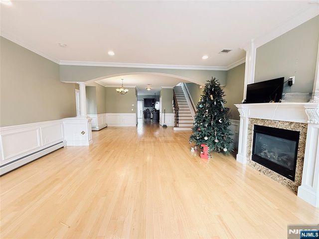 35 W Edsall Avenue A, Palisades Park, NJ 07650