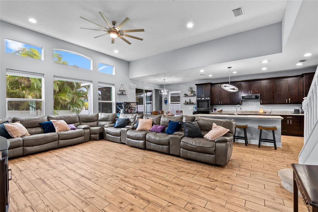 Image 11 of property listing at 7430 71ST AVENUE N, Pinellas Park, FL 33781