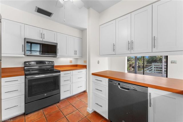 662 E Rocks DR, Sanibel, FL 33957