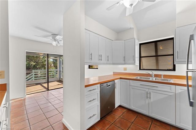 662 E Rocks DR, Sanibel, FL 33957