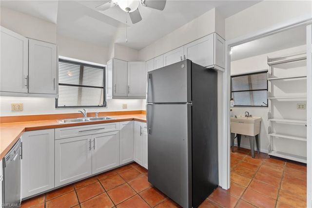 662 E Rocks DR, Sanibel, FL 33957