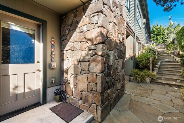 1121 Irene Place NE, Bainbridge Island, WA 98110