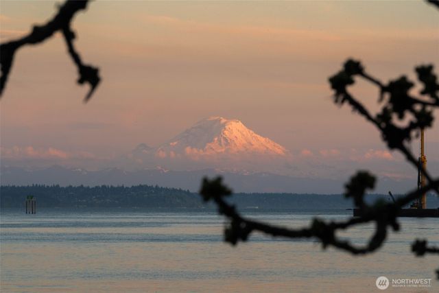 1121 Irene Place NE, Bainbridge Island, WA 98110