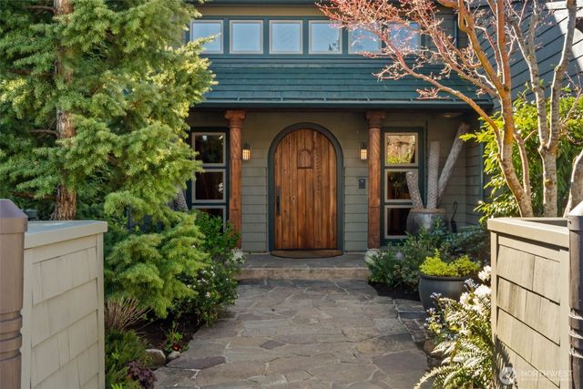 1121 Irene Place NE, Bainbridge Island, WA 98110
