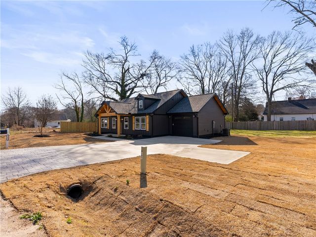 111 W 2nd Street, Williamston, SC 29697