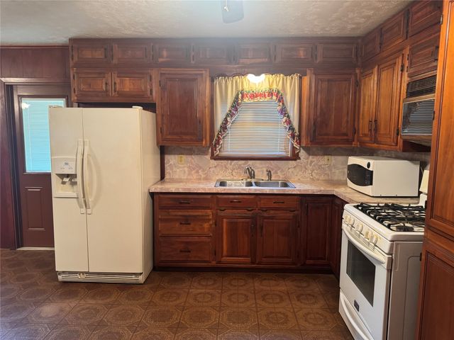 132 Columbia, Palestine, TX 75803