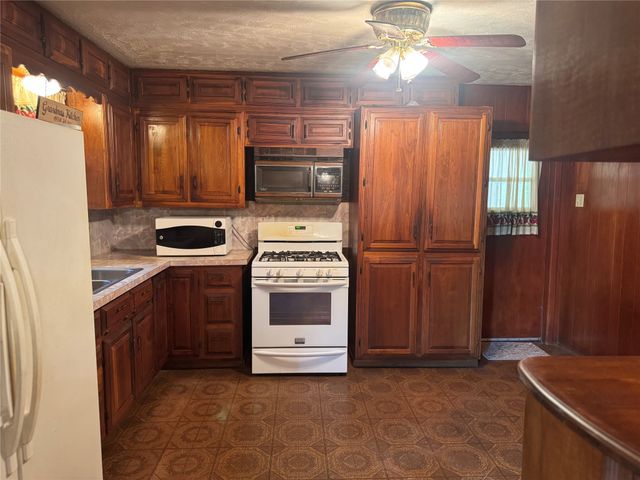 132 Columbia, Palestine, TX 75803