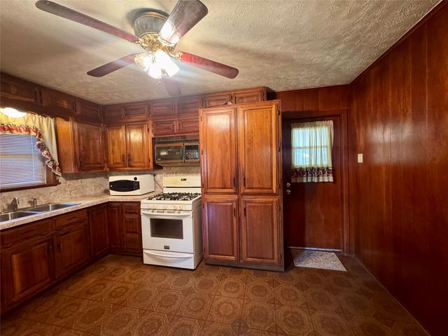 132 Columbia, Palestine, TX 75803