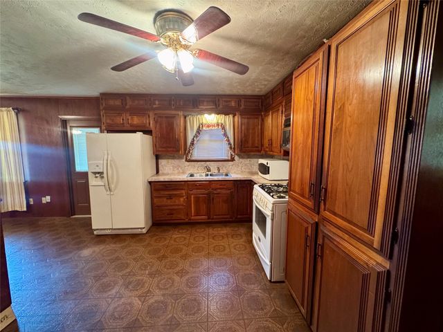 132 Columbia, Palestine, TX 75803