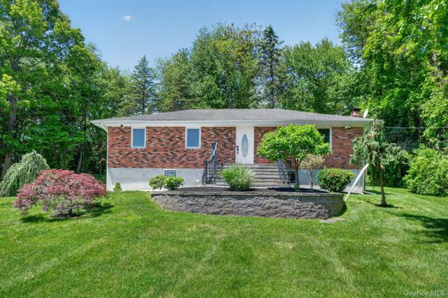 21 Crest Court, Hopewell Junction, NY 12533