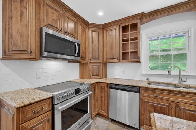 21 Crest Court, Hopewell Junction, NY 12533