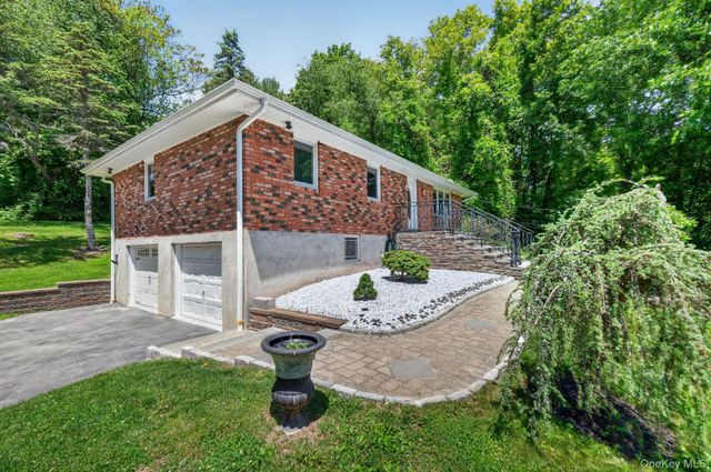 21 Crest Court, Hopewell Junction, NY 12533