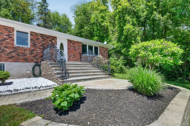 21 Crest Court, Hopewell Junction, NY 12533