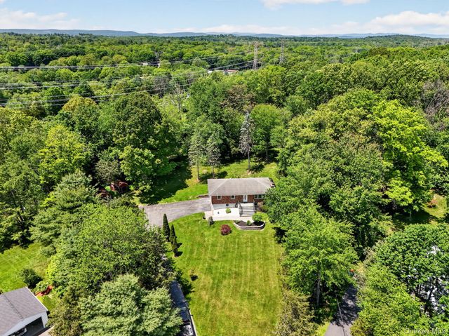 21 Crest Court, Hopewell Junction, NY 12533