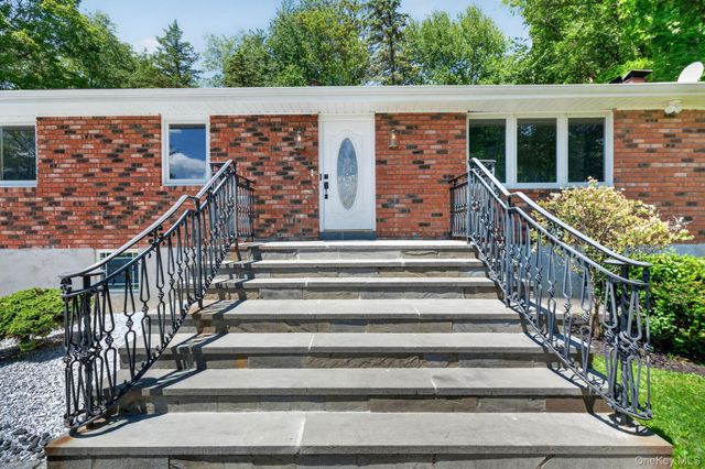 21 Crest Court, Hopewell Junction, NY 12533