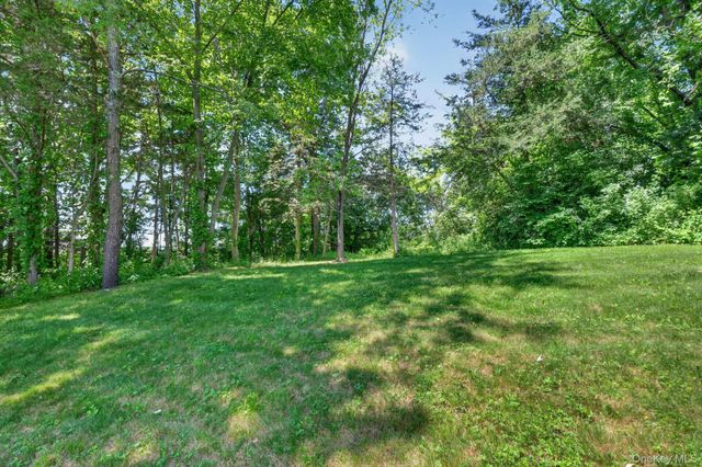21 Crest Court, Hopewell Junction, NY 12533