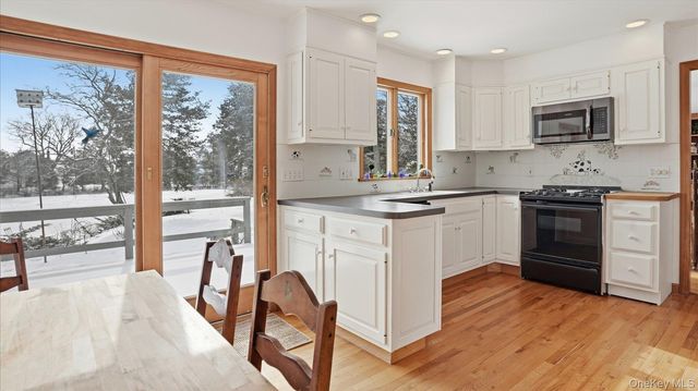 55 Leafy Way, Aquebogue, NY 11931