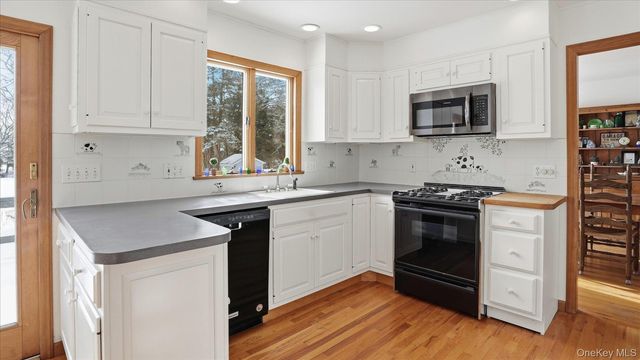 55 Leafy Way, Aquebogue, NY 11931