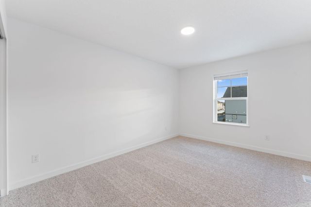 5233 Long Pointe Pass, Woodbury, MN 55129