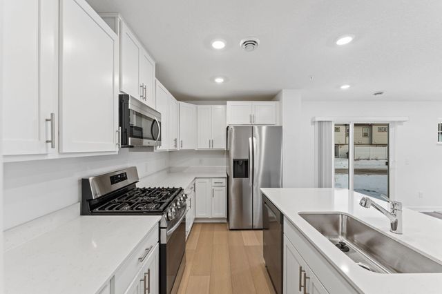 5233 Long Pointe Pass, Woodbury, MN 55129