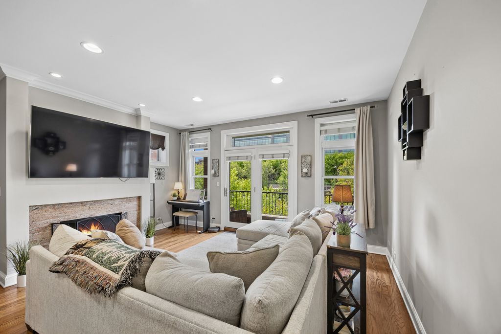 Image 2 of property listing at 1122 W Hubbard Street 3E, Chicago, IL 60642