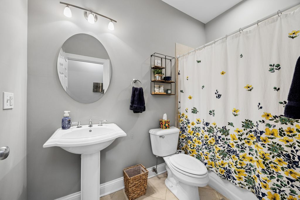 Image 18 of property listing at 1122 W Hubbard Street 3E, Chicago, IL 60642