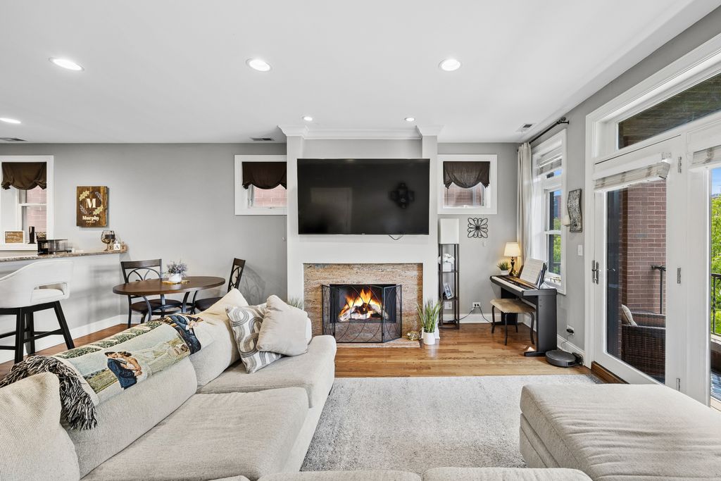 Image 3 of property listing at 1122 W Hubbard Street 3E, Chicago, IL 60642