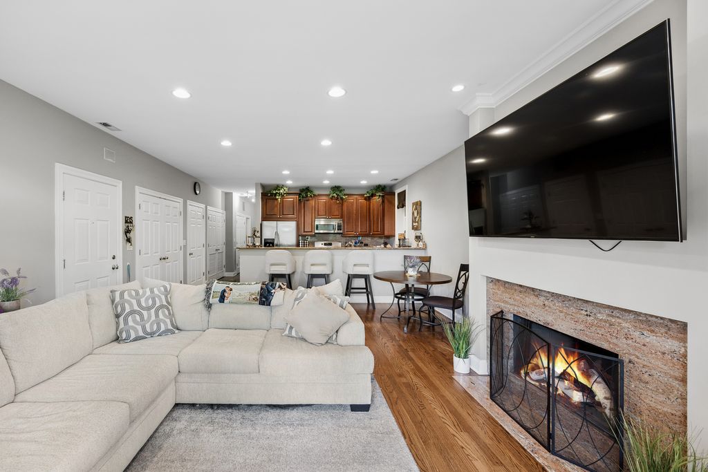 Image 4 of property listing at 1122 W Hubbard Street 3E, Chicago, IL 60642