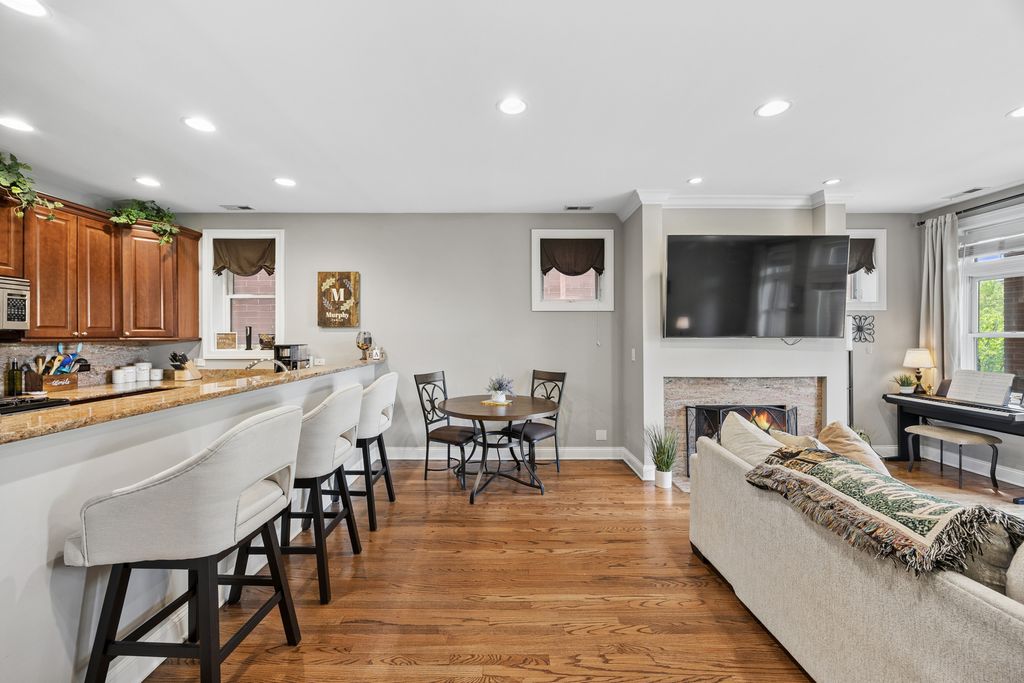 Image 5 of property listing at 1122 W Hubbard Street 3E, Chicago, IL 60642