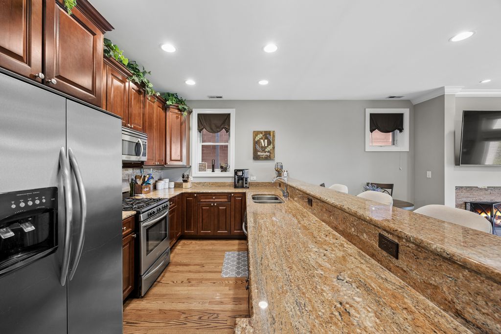 Image 7 of property listing at 1122 W Hubbard Street 3E, Chicago, IL 60642