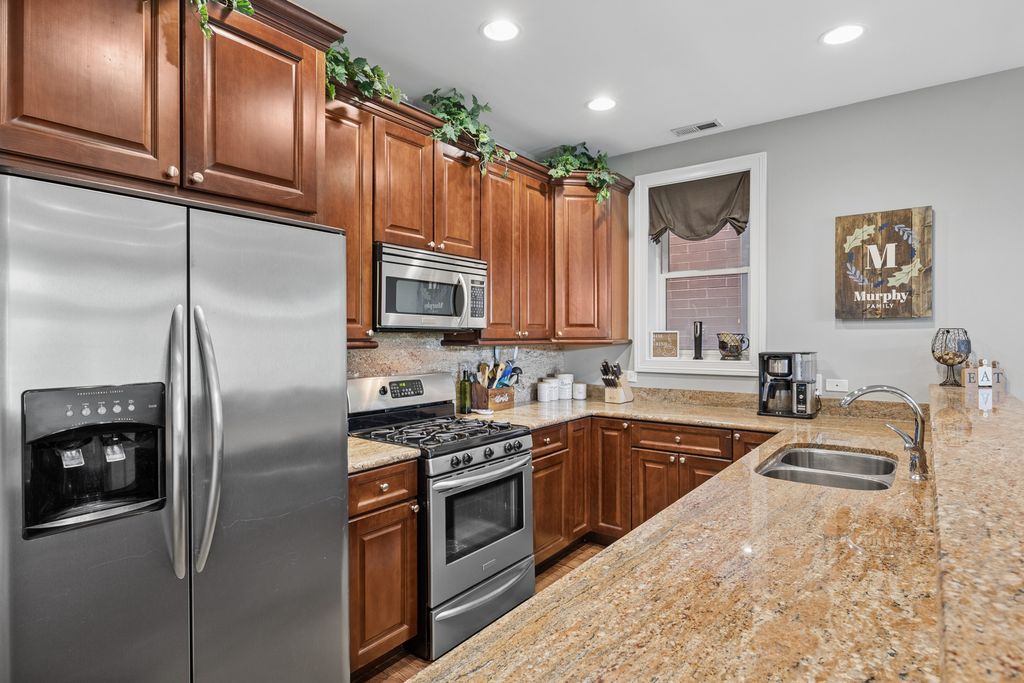 Image 8 of property listing at 1122 W Hubbard Street 3E, Chicago, IL 60642