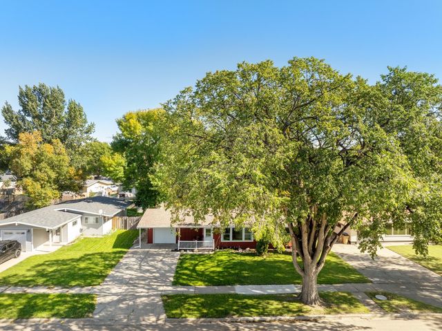 109 24TH ST SW, Minot, ND 58701