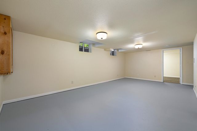 109 24TH ST SW, Minot, ND 58701