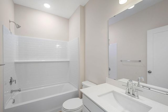 2120 Ridgepointe Drive, Hastings, MN 55033