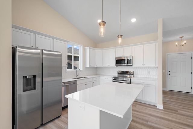 2120 Ridgepointe Drive, Hastings, MN 55033