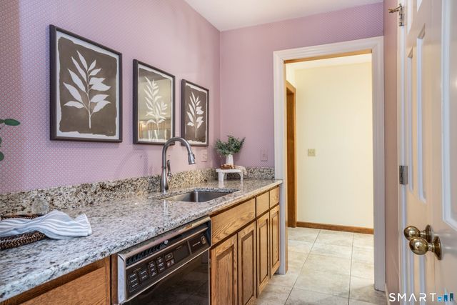 33 Saxon Woods, Avon, CT 06001