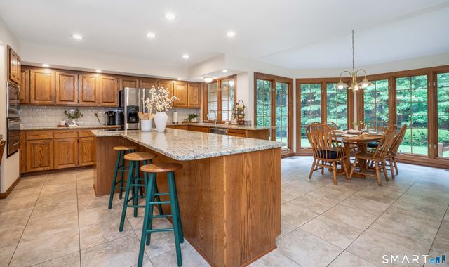 33 Saxon Woods, Avon, CT 06001