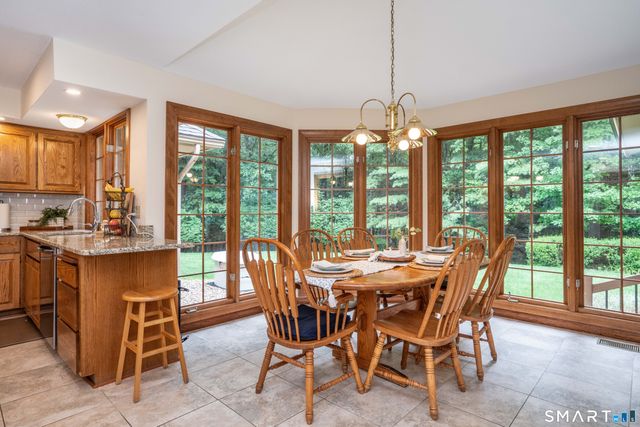33 Saxon Woods, Avon, CT 06001