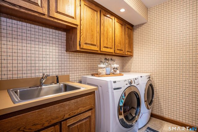 33 Saxon Woods, Avon, CT 06001