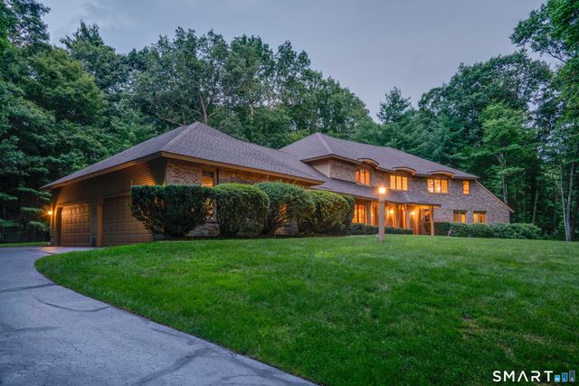 33 Saxon Woods, Avon, CT 06001